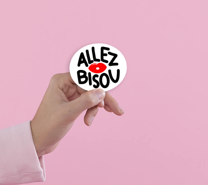 Sticker fun et coloré avec l’inscription "Allez Bisou", idéal pour personnaliser vos objets avec une touche d’humour et de douceur.